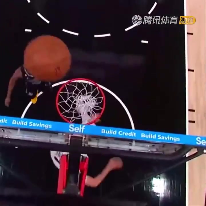 罕見一幕！努爾基奇拋投 球神奇停在籃板上沿 看呆凱爾登?。ㄅ瑺柣婕\）