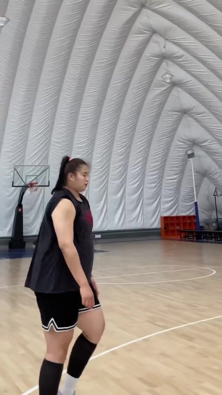 嚯，好魁梧！大寶貝劉禹彤背打你，你能頂住嗎？